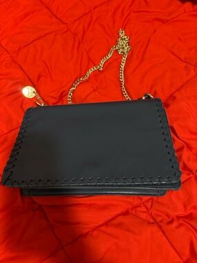 Elegant Black Shoulder Bag with Gold Chain Strap